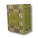 Green book with floral pattern and Jane Austen's 'Orgullo y Prejuicio' on a white background Orgullo y Prejuicio